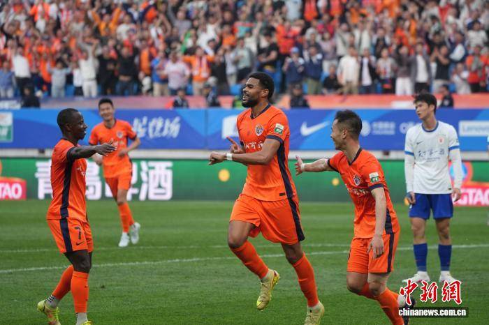 中超：“齐鲁德比”上演进球大战 青岛海牛赢球积分转正