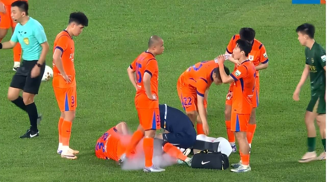 泰山队1:4惨败浙江,韩鹏一个糊涂换人坑苦球队,直接改变比赛结果