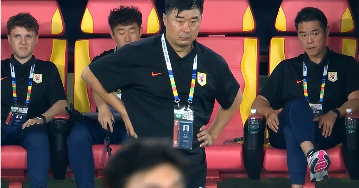 泰山队1:4惨败浙江,韩鹏一个糊涂换人坑苦球队,直接改变比赛结果